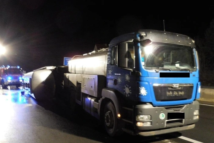 Aus unbekannter Ursache war der Anhänger eines Milchtransporters umgestürzt und auf der ersten Fahrspur zu liegen gekommen. Durch die Einsatzkräfte wurde die Unfallstelle ausgeleuchtet und gemeinsam mit Kräften der Asfinag abgesichert.