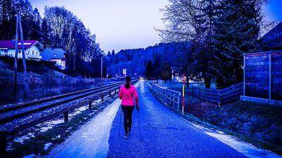 In den Abendstunden sind in Maria Rain noch  etliche Sportler entlang der Bahn unterwegs. Trotzdem gibt es keine Beleuchtung.