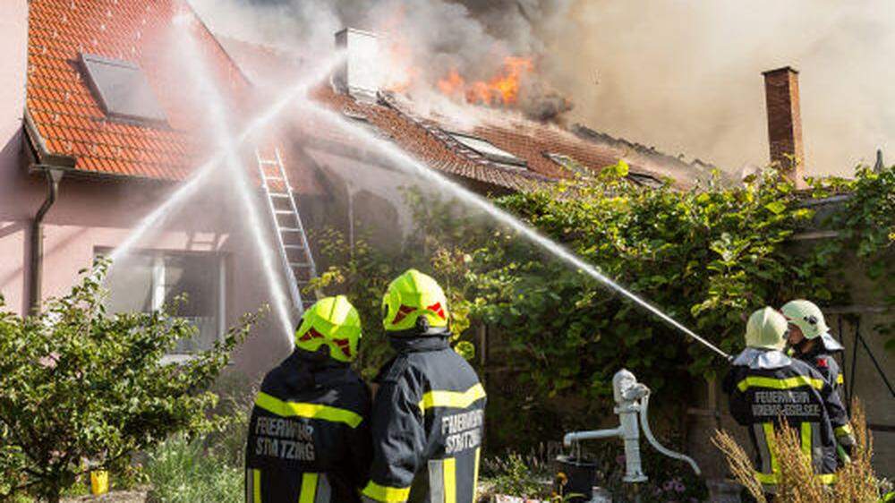 Das Feuer, das in der Schnapsbrennerei den Ausgang nahm, griff auf mehrere Häuser über 