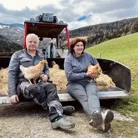 Gerhard und Karin Forcher mit ihren glücklichen Hühnern