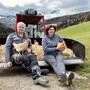 Gerhard und Karin Forcher mit ihren glücklichen Hühnern