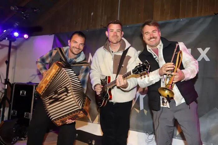 „Matakustix“ mit Christian Wrulich (Akkordeon & Gesang), Bandleader Matthias Ortner (Gitarre & Gesang) und Daniel Amann (Trompete & Gesang)  sorgten für die absolute Partystimmung und gute Laune in der Eishalle bei 10 Grad Plus!