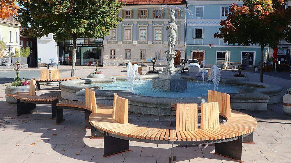 Neun neue Holzbänke stehen jetzt auf dem Feldkirchner Hauptplatz