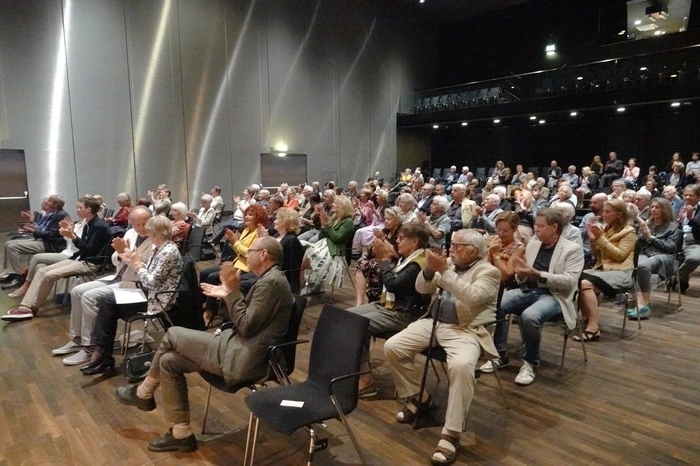 Im Saal des Weizer Kunsthauses blieb kein Platz frei.