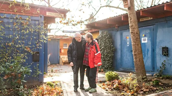 Das VinziDorf wurde von Pfarrer Wolfgang Pucher (links) vor 25 Jahren gegründet: "Es ist für mich der wertvollste Ort in Graz." 
