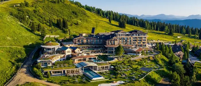 Ein Resort in einer idyllischen, grünen Landschaft.