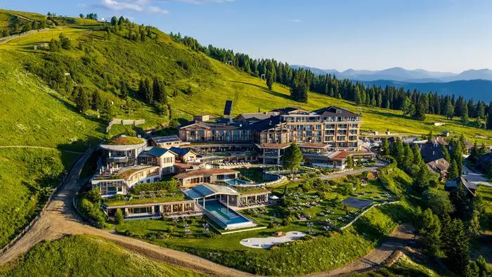 Ein Resort in einer idyllischen, grünen Landschaft.