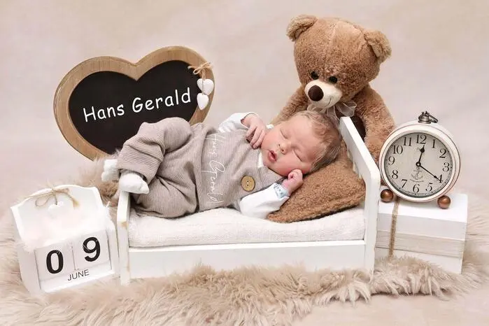 Hans Gerald erblickte am 9. Juni im LKH Hartberg das Licht der Welt. Über den Familienzuwachs freut sich besonders sein großer Bruder Karl Johann, der nun tatkräftige Unterstützung bekommt, um seine Eltern Tanja und Daniel Schnur in ihrem Zuhause in Ebersdorf ordentlich auf Trab zu halten.