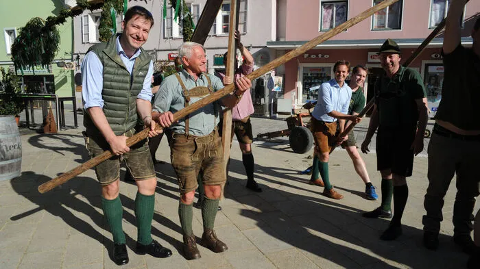 Oberlandler z'Frohnleiten haben den Maibaum aufgestellt