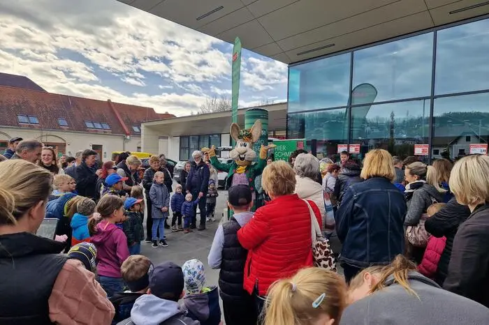 Nachdem die Kinder ihn laut genug gerufen hatten, kam er tatsächlich angesprungen.