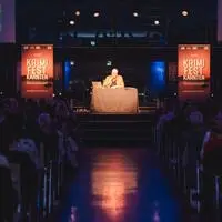 Im vergangenen Jahr eröffnete Bernhard Aichner das Festival. Heuer liest der deutsche Schriftsteller Till Raether aus „Meeresdunkel“