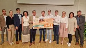 Manuel Müller, René Kathar und Sebastian Frühwirth (i:HTL Bad Radkersburg) mit Vertretern von Regionalmanagement, Jury und Ehrengästen