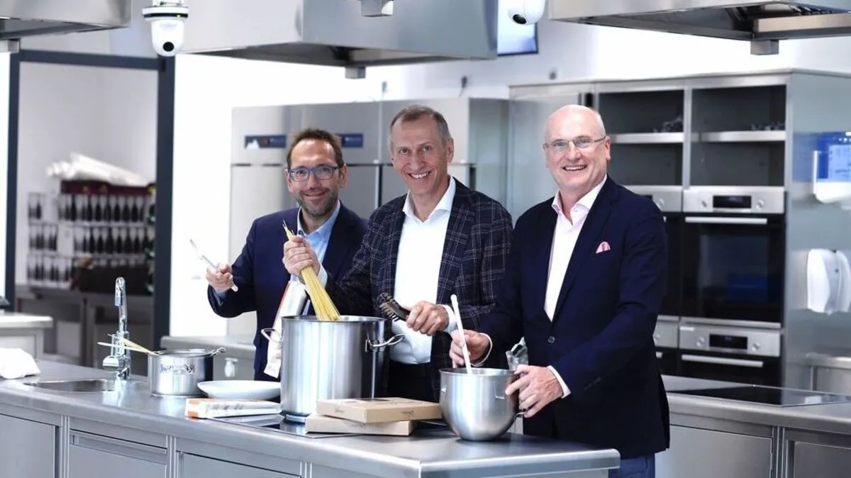 VHS-Geschäftsführer Martin Bauer, AK-Präsident Josef Pesserl und AK-Direktor Wolfgang Bartosch (von links) im modernen Küchenstudio der neuen VHS.