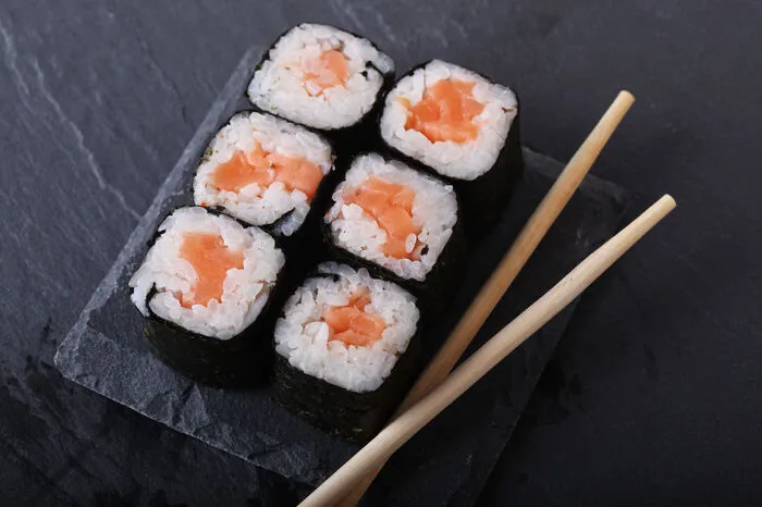 Aki Tatsu. Fragt man Kreuzberger nach dem besten Sushi im Kiez, ist Aki Tatsu die Lieblingsadresse. Getränke stehen zurSelbstbedienung in der Kühltruhe bereit und seine Bestellung schreibt man auf weiße Zettelchen, um kurz danach schon mit gut gerolltem Maki versorgt zu werden. Auch nett: Die Happy Hour entspricht beinahe den Öffnungszeiten.Adalbertstraße 90, 10997 Berlin