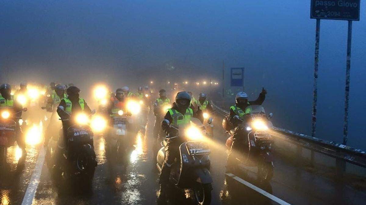 Mehr als 9 Stunden werden rund 80 „Vespistis“ Wind und Wetter sowie der Dunkelheit trotzen