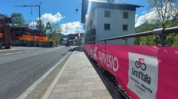 Die Vormittagssonne am Montag wurde in Tarvis zum Aufbringen des Schmuckes für den Radbewerb Giro d'Italia genutzt