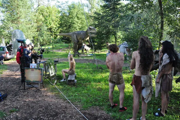 Im Dinopark in Bled wurde in den frühen Morgenstunden gedreht. Das Problem dabei: Die Dinos wurde per Knopfdruck gestartet - und dann machten sie meist nicht das, was sie für die entsprechende Szene gerade tun sollten.