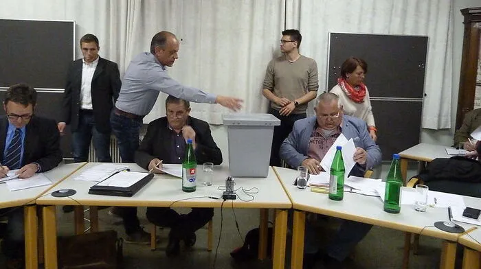 In einer geheimen Abstimmung wurden die Forderungen der Opposition durchgeboxt.