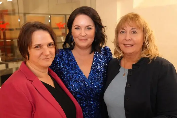 Alexandra Bleyer, Obfrau Alexandra Glawischnig Rudiferia und Andrea Helmel vom Verein „Offen für Kultur“, die das Theaterfestival veranstaltet.
