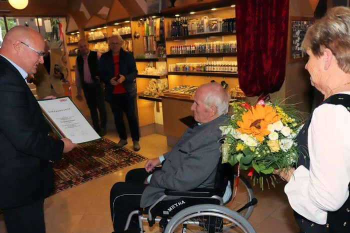 Zum 60-jährigen Firmenjubiläum und rechtzeitig zum 80. Geburtstag von Kurt Schlatzer überreichte WKO-Regionalstellen-Obmann Peter Sükar eine Firmenjubiläumsurkunde an Familie Schlatzer.