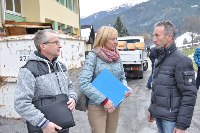 Heimo Unterpirker und Karoline Taurer vom Schulgemeindeverband mit Direktor Gustav Tengg.
