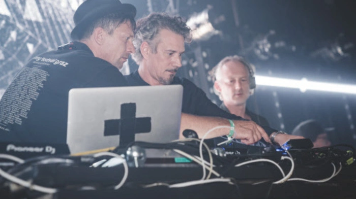 Soundprobleme verzögerten den Anfang des Sets von Kruder &amp; Dorfmeister.