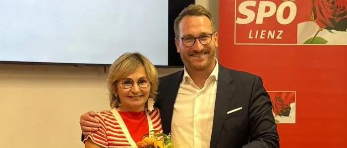 Ein Mann und eine Frau lachen in die Kamera