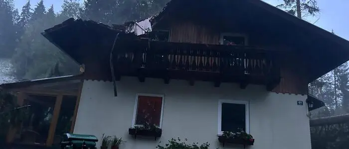 Baum stürzte auf Wohnhaus