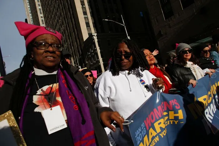 Bei der Demonstration in New York sprachen unter anderem die Schauspielerinnen Whoopi Goldberg und Rosie Perez. Sie seien gekommen um zu sagen, dass sie die Entwicklung unter Trump "nicht mehr hinnehmen", sagte Goldberg.