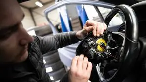 Ein Mechaniker bei der Überprüfung eines Airbagmoduls des japanischen Herstellers Takata