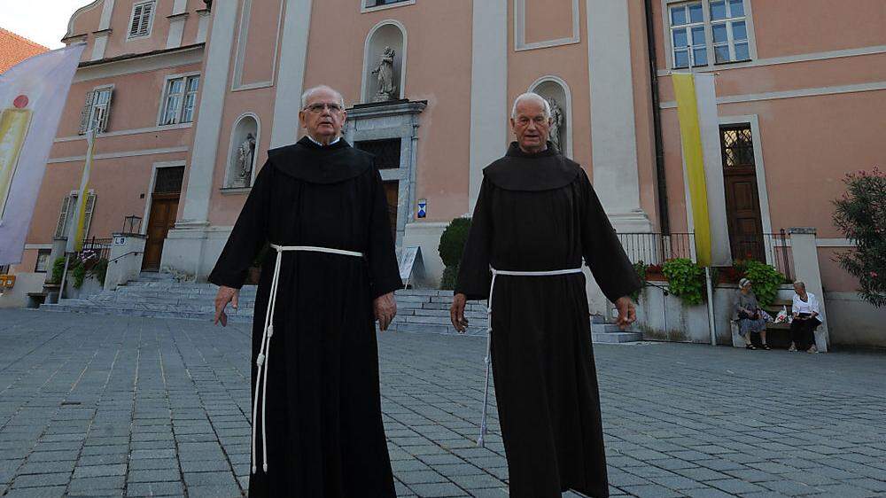Pater Dominikus und Pater Simun vor dem Kloster am Frohnleitener Hauptplatz
