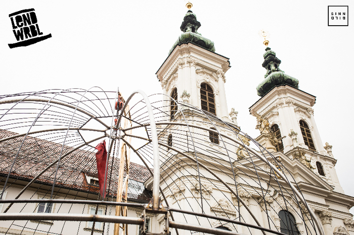 Die Installation "Kunst im Käfig" steht die ganze Wirbel-Woche über. Der Verein "Rote Keil" hat den Käfig hergestellt.