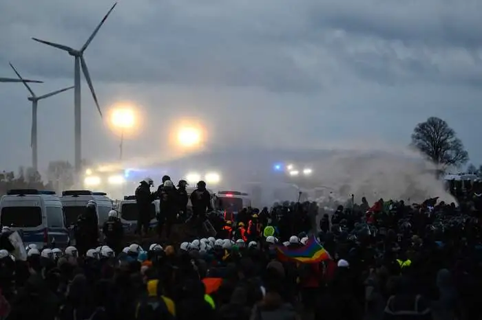 Die Beamten setzten Wasserwerfer und Schlagstöcke ein 