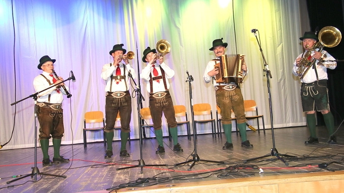Mit „Gassenhauern“ der Volksmusik begeisterten die Musiker und Sänger in den Stadtsälen das Publikum.