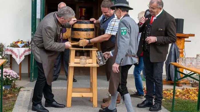 Bürgermeister Werner Egger, Feuerwehrkommandant Emmerich Stich und Obmann der Trachtenkapelle Walter Jost beim Bieranstich. 