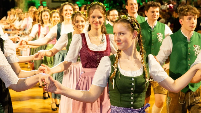 Bei der Eröffnung wurde in Tracht aufgetanzt