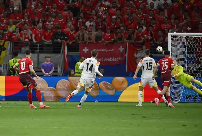 Torwart Manuel Neuer Deutschland pariert den Distanzschuss von Granit Xhaka Schweiz, li. 23.06.2024, Fussball Europameisterschaft 2024, Vorrunde, 3. Spieltag Schweiz - Deutschland 1:1 Frankfurt Frankfurt Arena Hessen Deutschland *** Goalkeeper Manuel Neuer Germany saves Granit Xhaka Switzerlands long-range shot , li 23 06 2024, European Football Championship 2024, Preliminary round, Matchday 3 Switzerland Germany 1 1 Frankfurt Frankfurt Arena Hessen Germany Team2