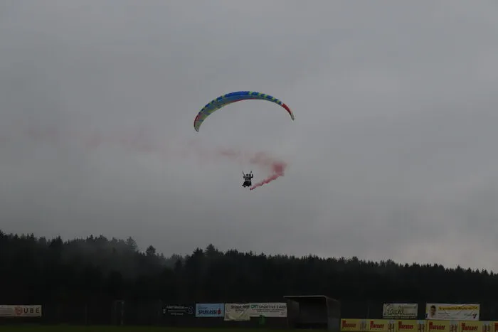 Mittels Tandemflug kam der Nikolaus am Sonntagnachmittag auf den Sportplatz nach St. Ulrich.