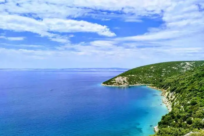 Entlang der Küste ähnelt Rab einer Insel mitten in der Karibik.