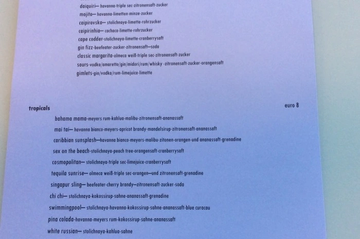 Die frühere Merano-Barchefin tischt - gelernt ist gelernt - natürlich such Cocktails auf.