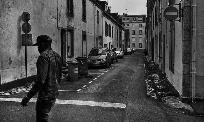 Die Tristesse der Provinz: Straßenszene in Concarneau. 