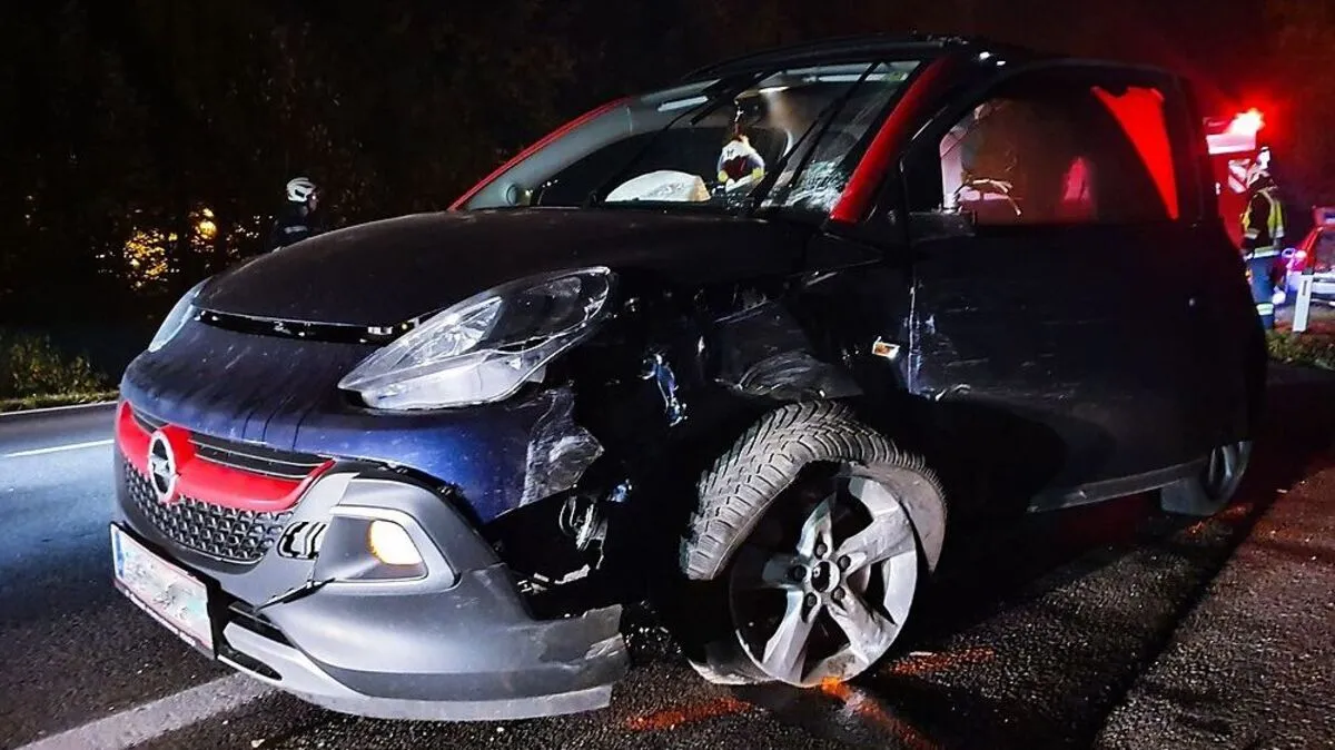 Die beiden Unfallfahrzeuge wurden stark beschädigt