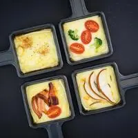 Einfach alle Zutaten wild auf Schälchen verteilen? Wir haben Tipps, wie Raclette besser schmeckt