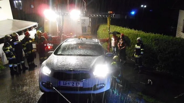 Die Freiwilligen Feuerwehren Proleb und Leoben-Stadt führten die Fahrzeugbergung durch 
