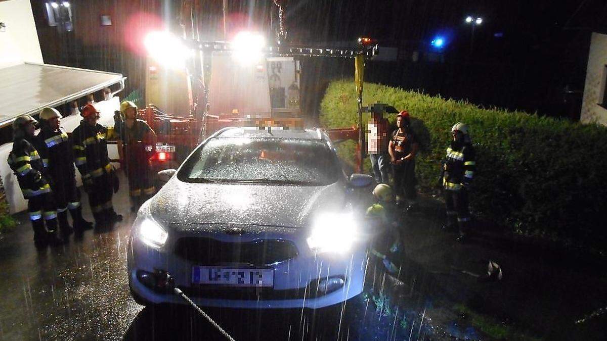 Die Freiwilligen Feuerwehren Proleb und Leoben-Stadt führten die Fahrzeugbergung durch 