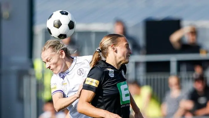 Carina Wenninger und Brigitta Pulins im Zweikampf