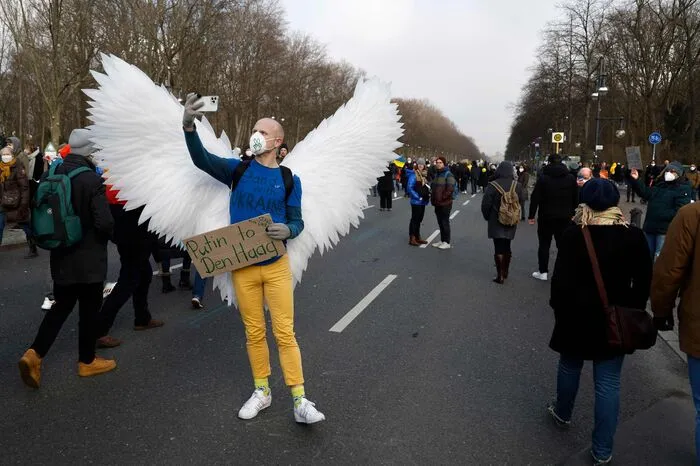 Deswegen werde der Demonstrationsbereich bis zum S-Bahnhof Tiergarten und in die anderen Straßen um die Siegessäule auf dem Großen Stern ausgeweitet.