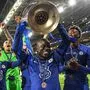 N'Golo Kante stemmt die Champions-League-Trophäe.