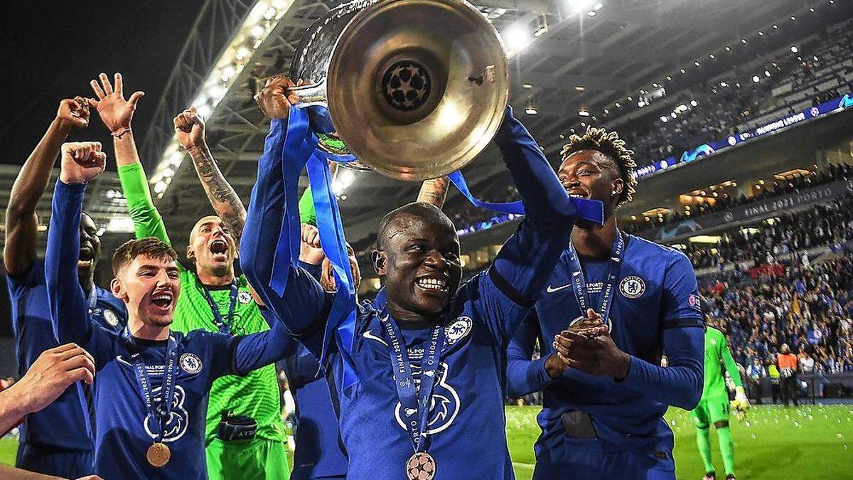 N'Golo Kante stemmt die Champions-League-Trophäe.