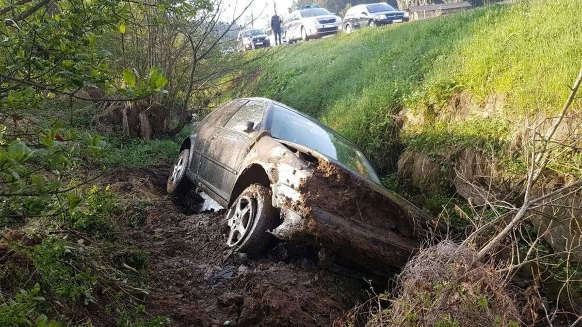 Die 19-jährige Lenkerin kam mit ihrem Pkw von der Straße ab 